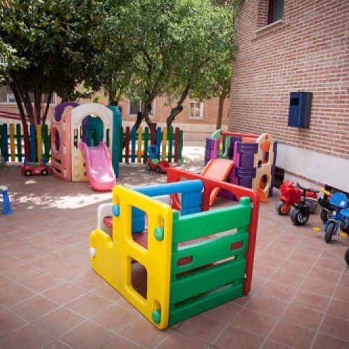 Materiales para juegos en el patio de Arco Iris